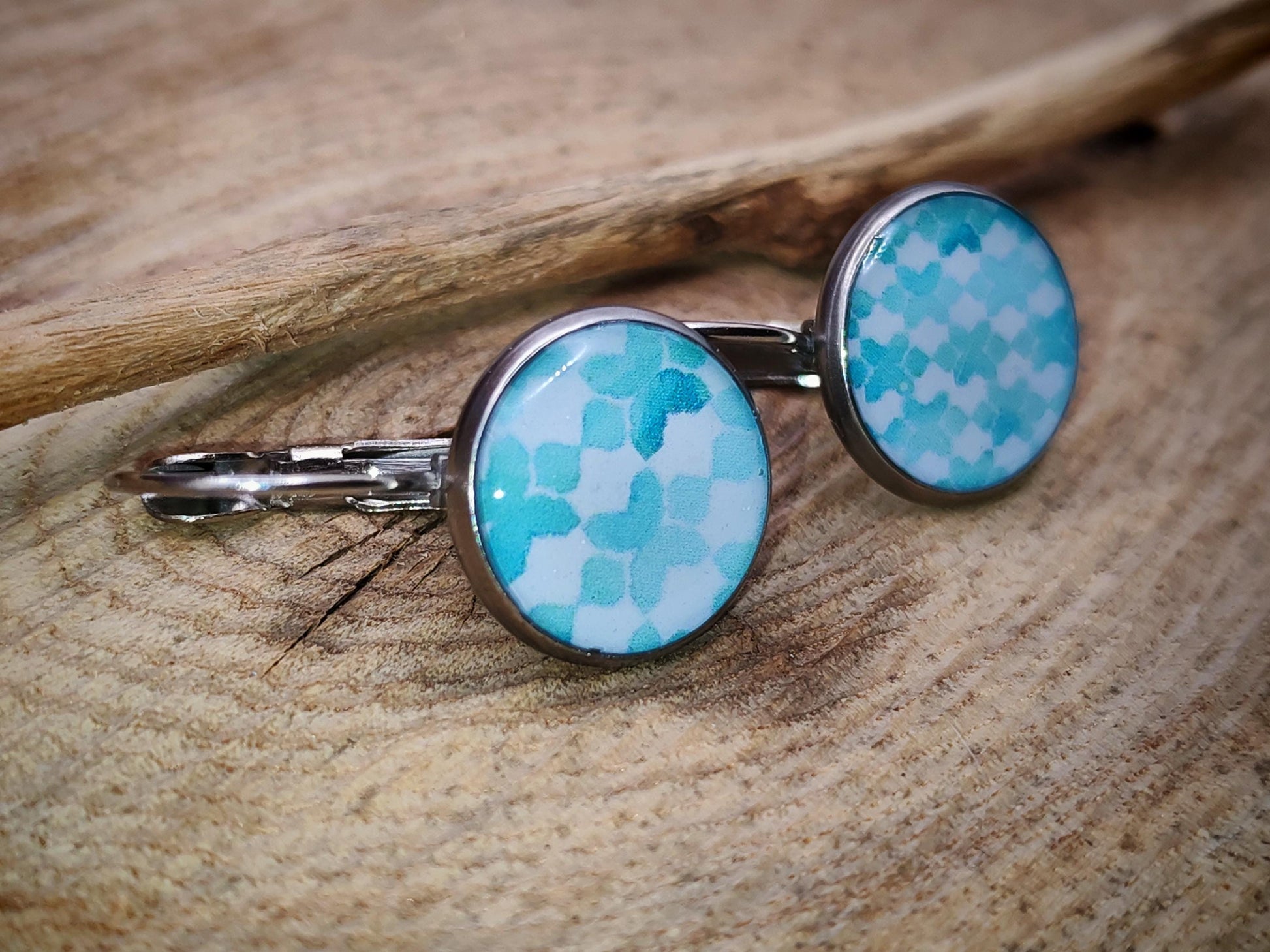 Boucles d'oreille de 12mm de diamètre en résine sur imprimé, motif asymétrique, fait main