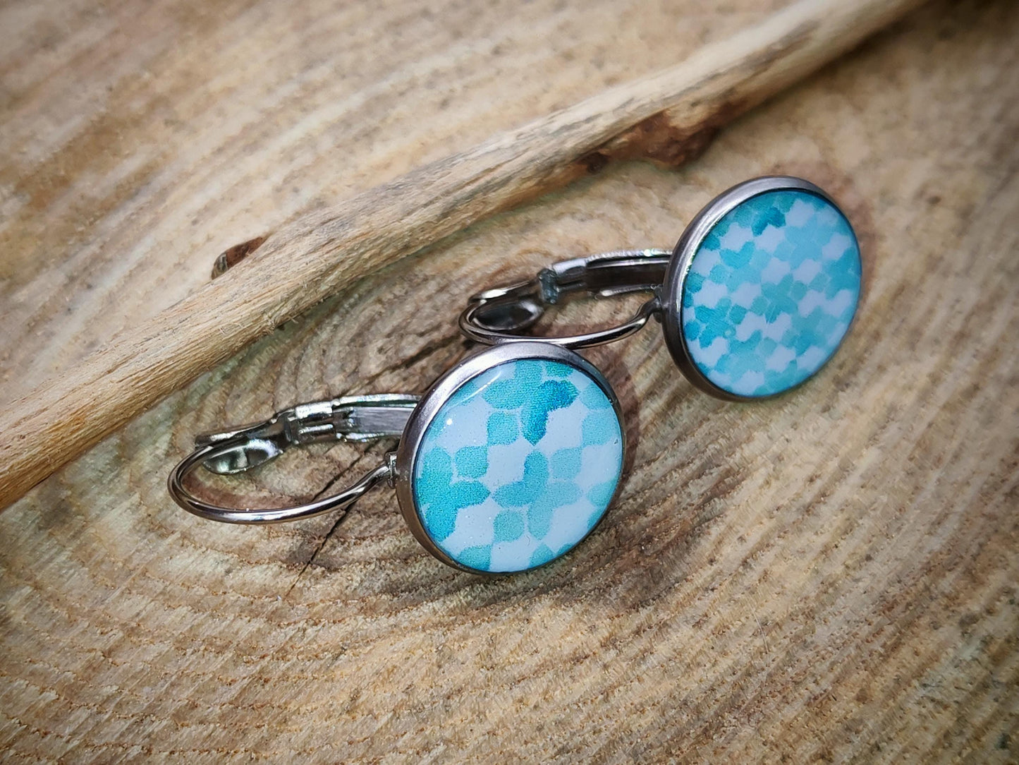 Boucles d'oreille de 12mm de diamètre en résine sur imprimé, motif asymétrique, fait main