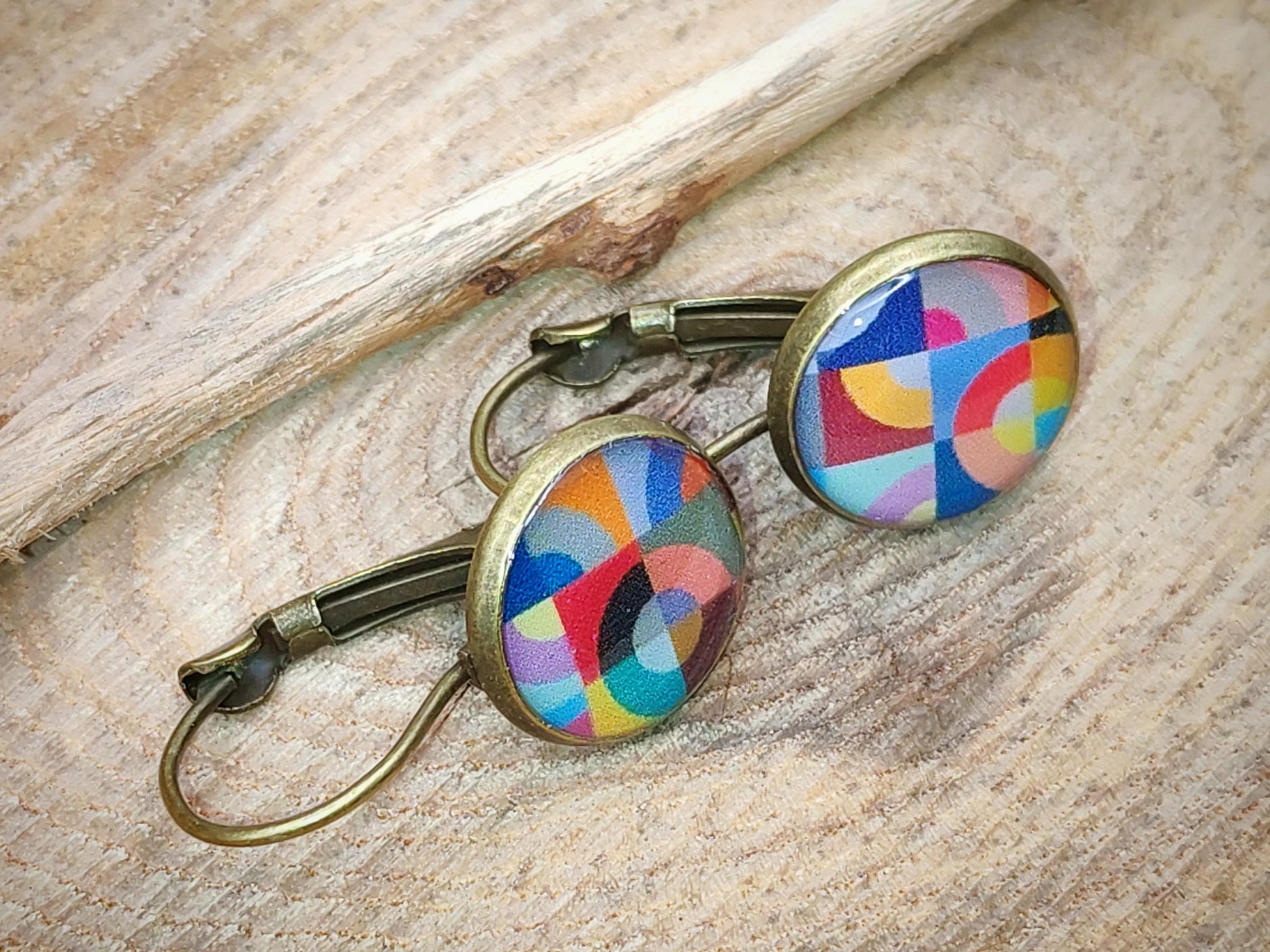 Boucles d'oreille de 12mm de diamètre en résine sur imprimé, motif asymétrique, fait main