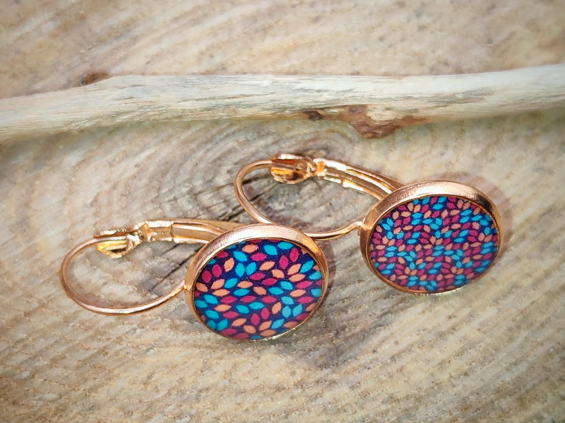 Boucles d'oreille de 12mm de diamètre en résine sur imprimé, motif asymétrique, fait main