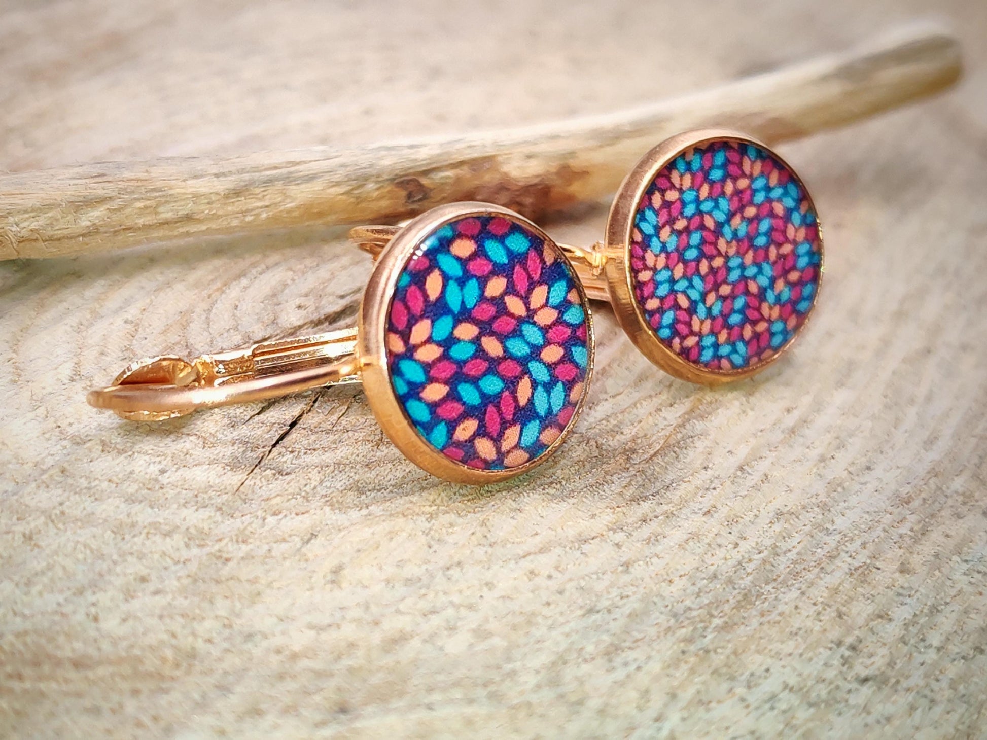 Boucles d'oreille de 12mm de diamètre en résine sur imprimé, motif asymétrique, fait main