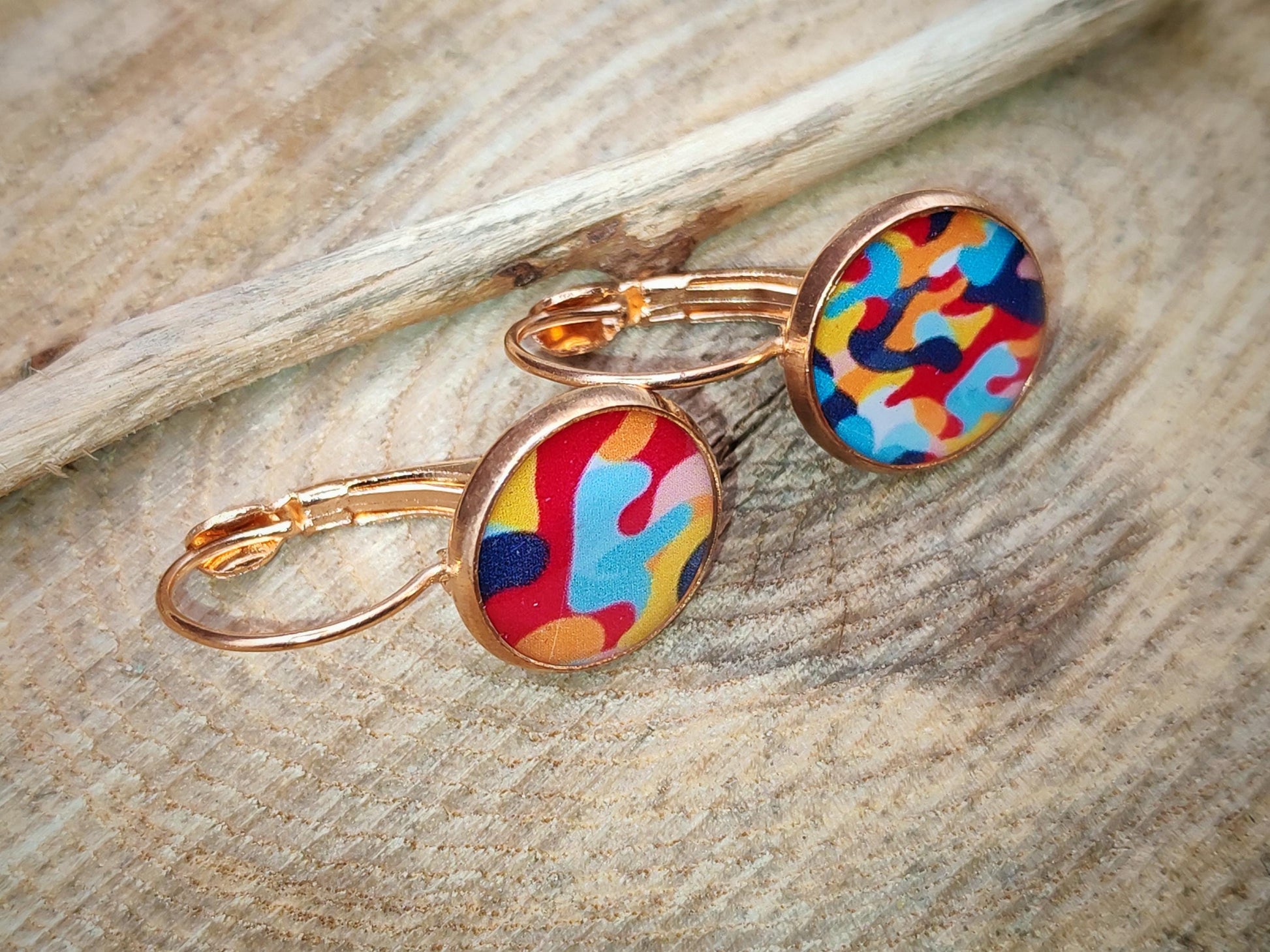 Boucles d'oreille de 12mm de diamètre en résine sur imprimé, motif asymétrique, fait main