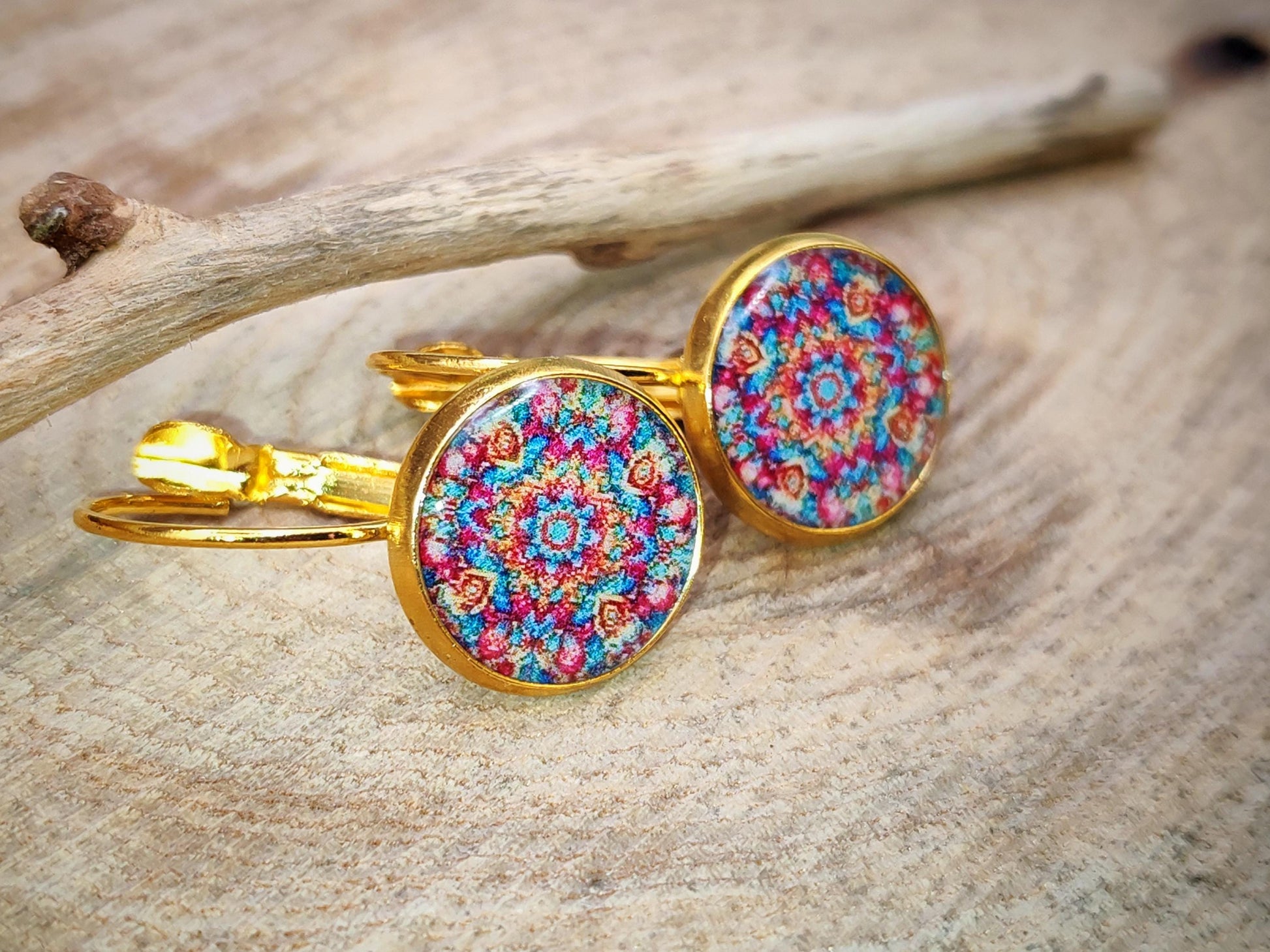 Boucles d'oreille de 12mm de diamètre en résine sur imprimé, fait main