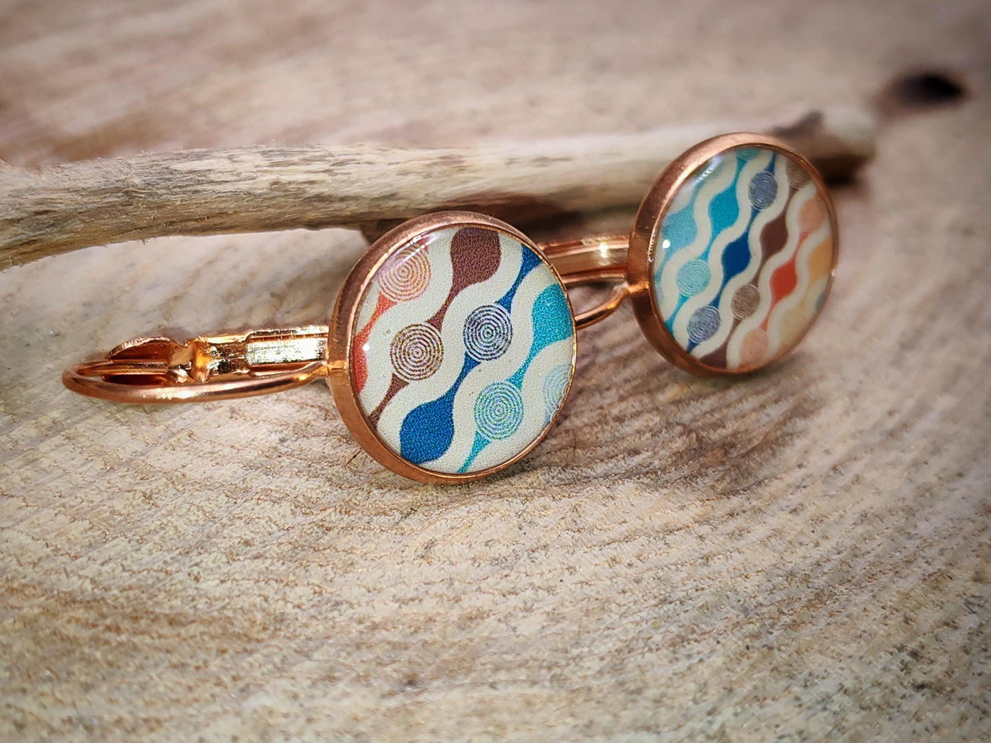 Boucles d'oreille de 12mm de diamètre en résine sur imprimé, motif asymétrique, fait main