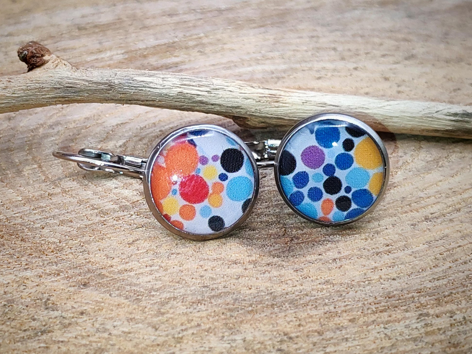 Boucles d'oreille de 12mm de diamètre en résine sur imprimé, motif asymétrique, fait main