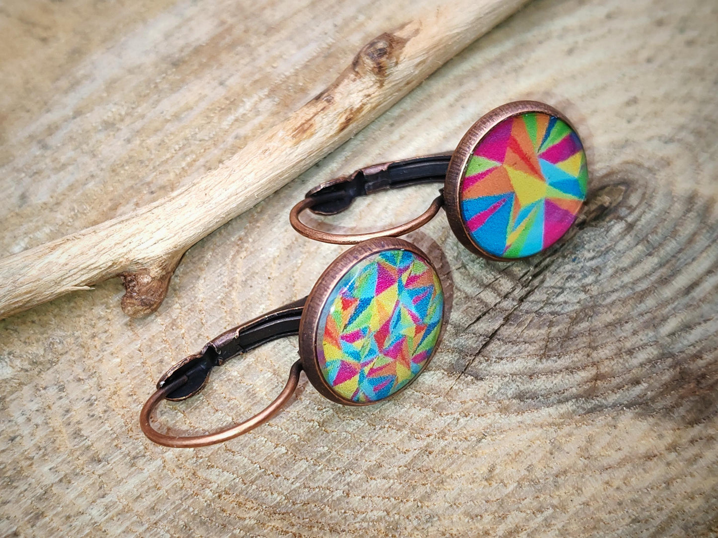 Boucles d'oreille de 12mm de diamètre en résine sur imprimé, motif asymétrique, fait main