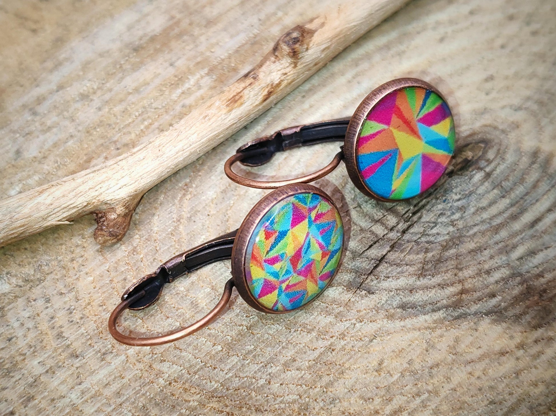 Boucles d'oreille de 12mm de diamètre en résine sur imprimé, motif asymétrique, fait main