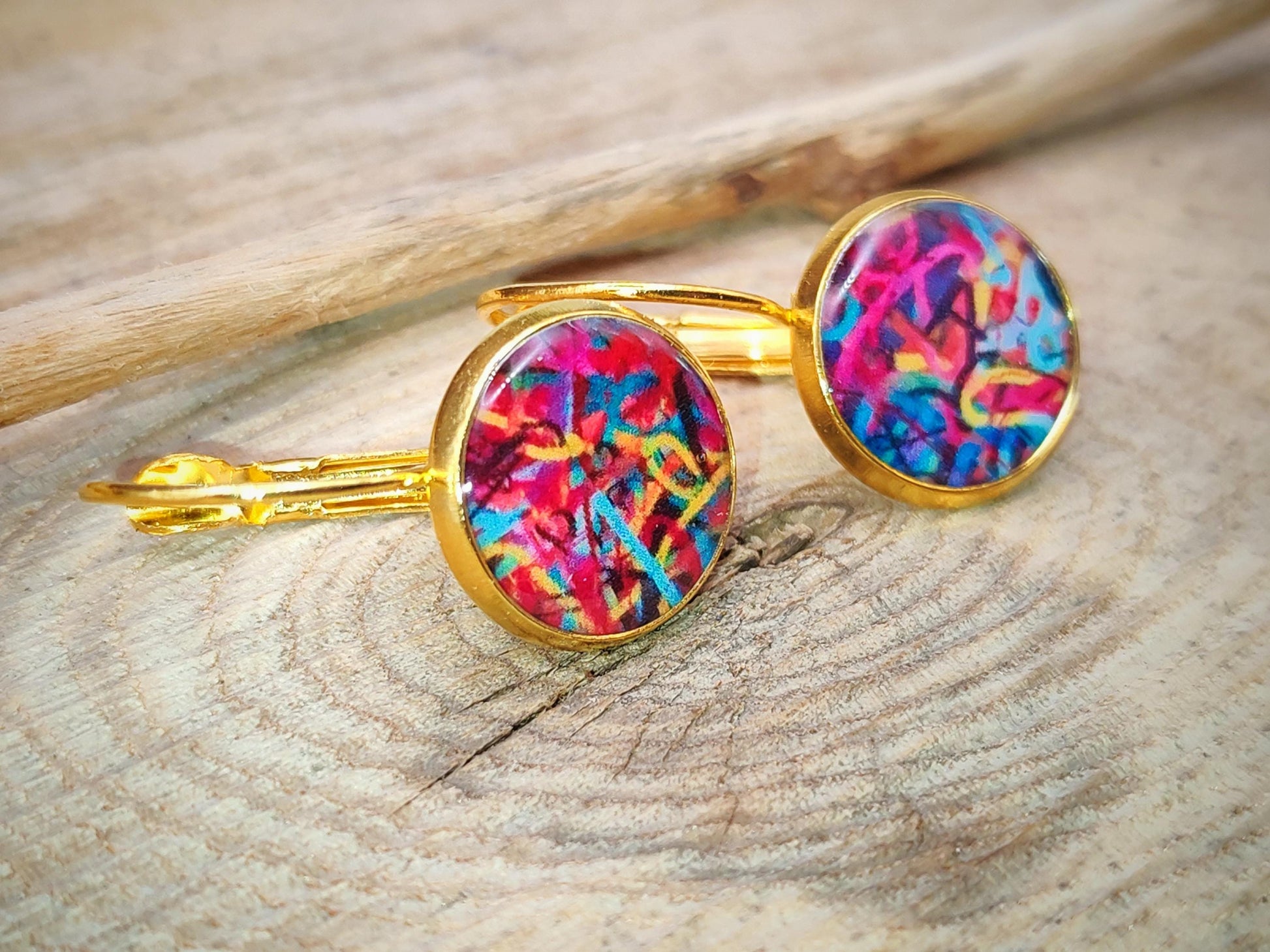 Boucles d'oreille de 12mm de diamètre en résine sur imprimé, motif asymétrique, fait main