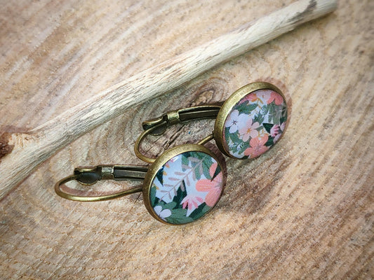 Boucles d'oreille de 12mm de diamètre en résine sur imprimé, motif asymétrique, fait main