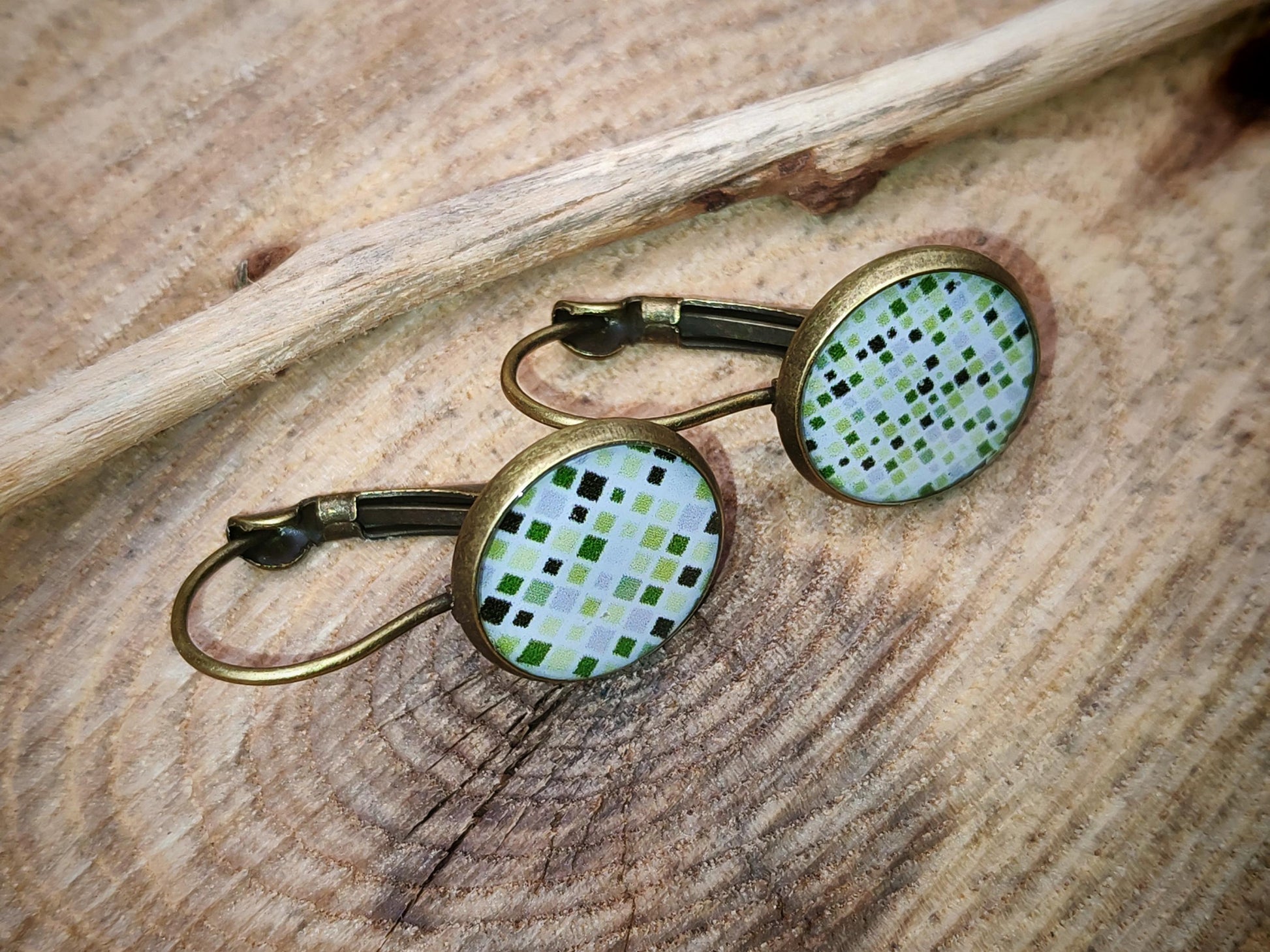 Boucles d'oreille de 12mm de diamètre en résine sur imprimé, motif asymétrique, fait main