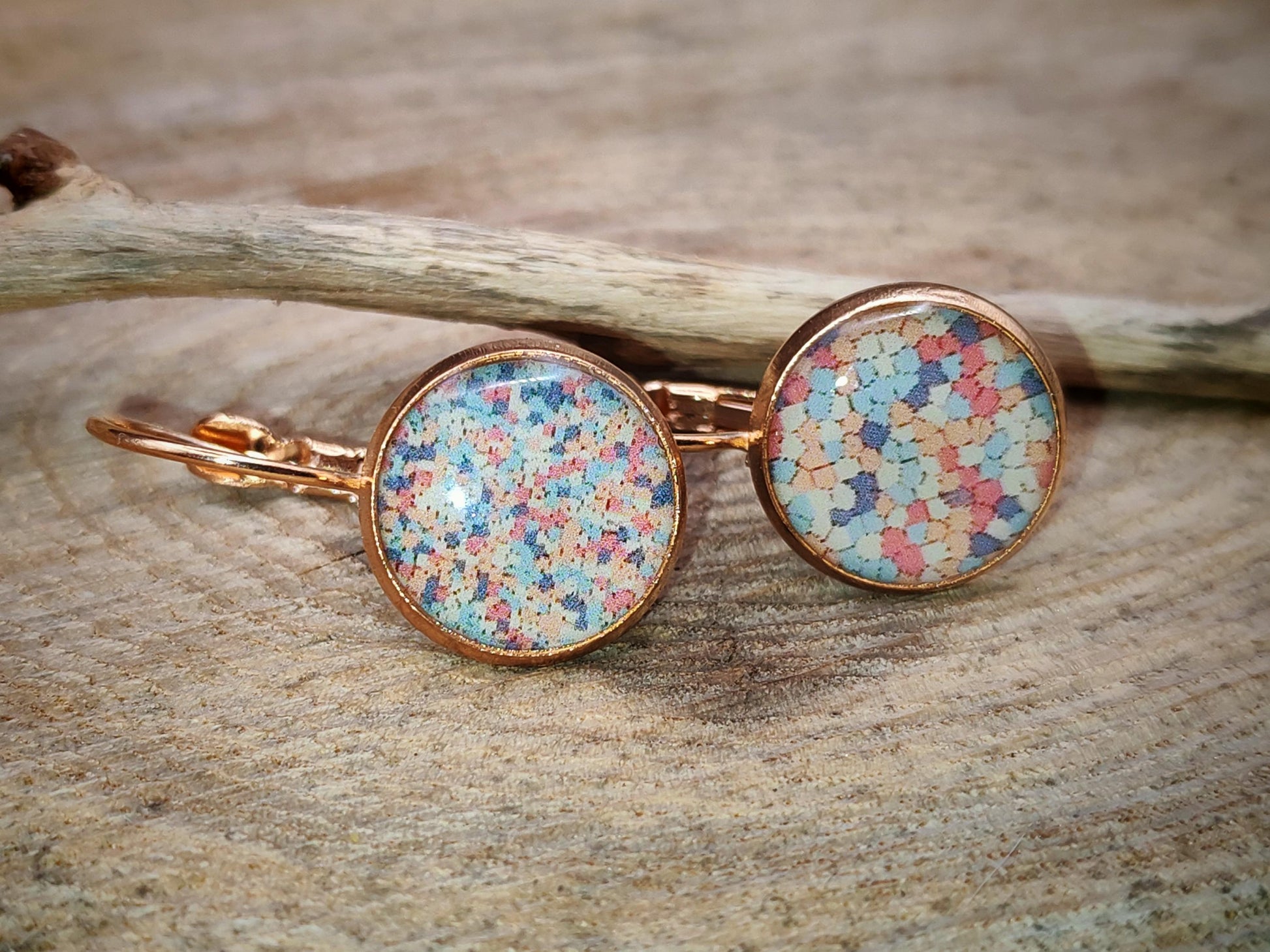 Boucles d'oreille de 12mm de diamètre en résine sur imprimé, motif asymétrique, fait main