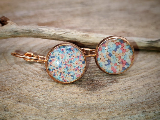 Boucles d'oreille de 12mm de diamètre en résine sur imprimé, motif asymétrique, fait main