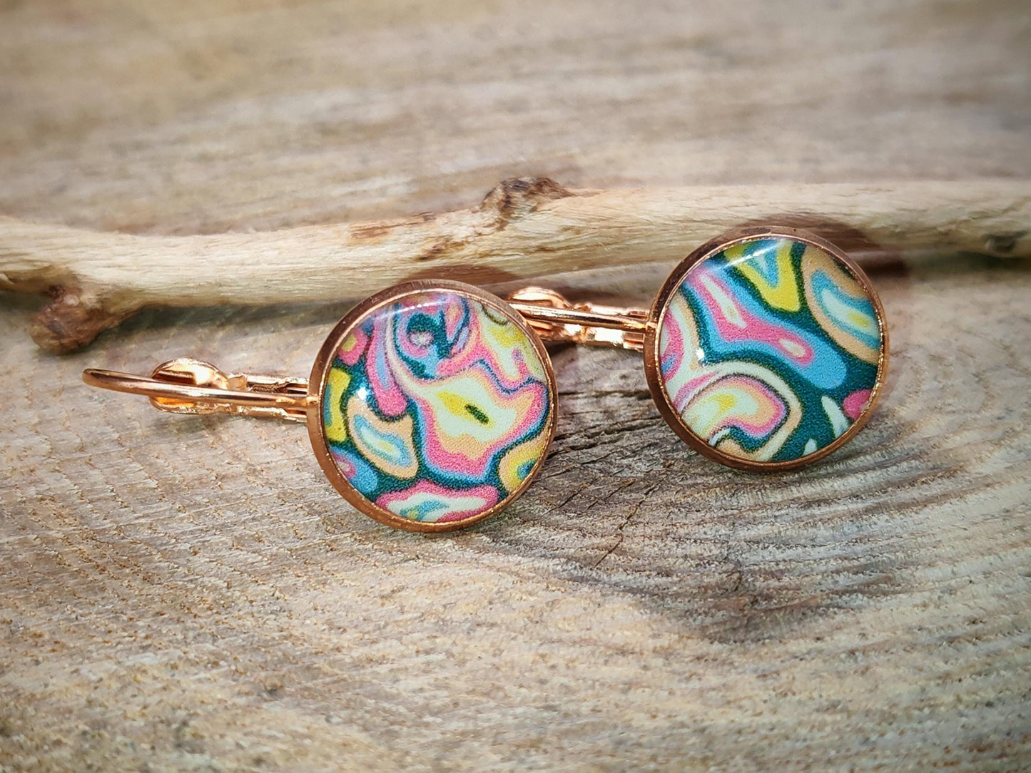 Boucles d'oreille de 12mm de diamètre en résine sur imprimé, motif asymétrique, fait main