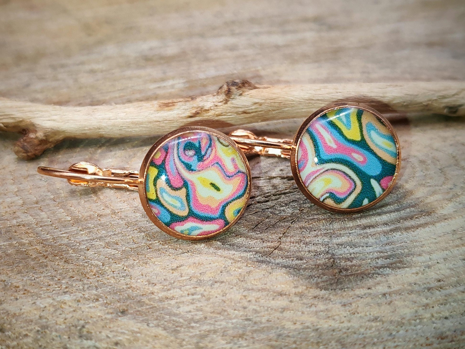 Boucles d'oreille de 12mm de diamètre en résine sur imprimé, motif asymétrique, fait main