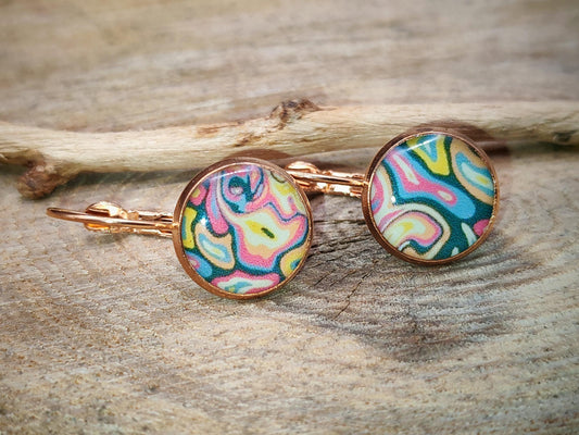 Boucles d'oreille de 12mm de diamètre en résine sur imprimé, motif asymétrique, fait main