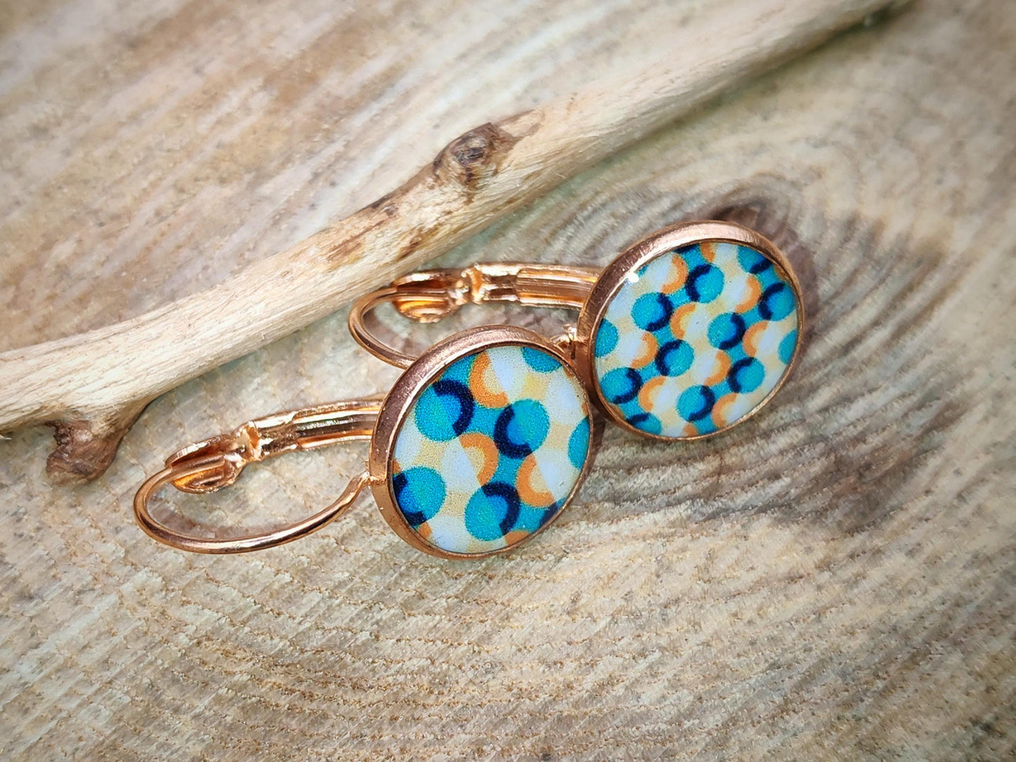 Boucles d'oreille de 12mm de diamètre en résine sur imprimé, motif asymétrique, fait main