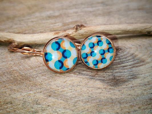 Boucles d'oreille de 12mm de diamètre en résine sur imprimé, motif asymétrique, fait main
