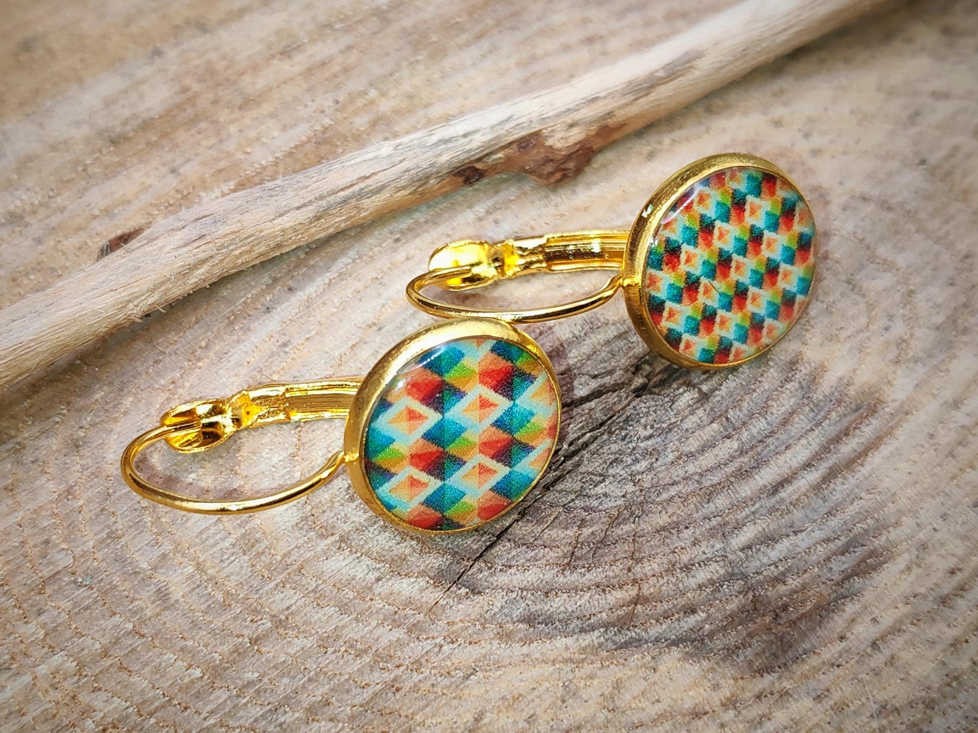 Boucles d'oreille de 12mm de diamètre en résine sur imprimé, motif asymétrique, fait main