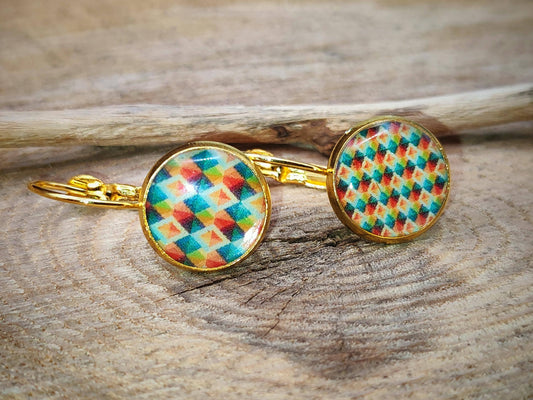 Boucles d'oreille de 12mm de diamètre en résine sur imprimé, motif asymétrique, fait main
