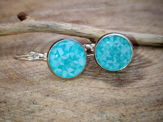 Boucles d'oreille de 12mm de diamètre en résine sur imprimé, motif asymétrique, fait main