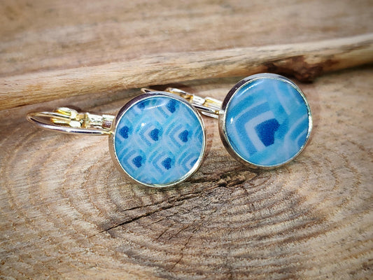 Boucles d'oreille de 12mm de diamètre en résine sur imprimé, motif asymétrique, fait main