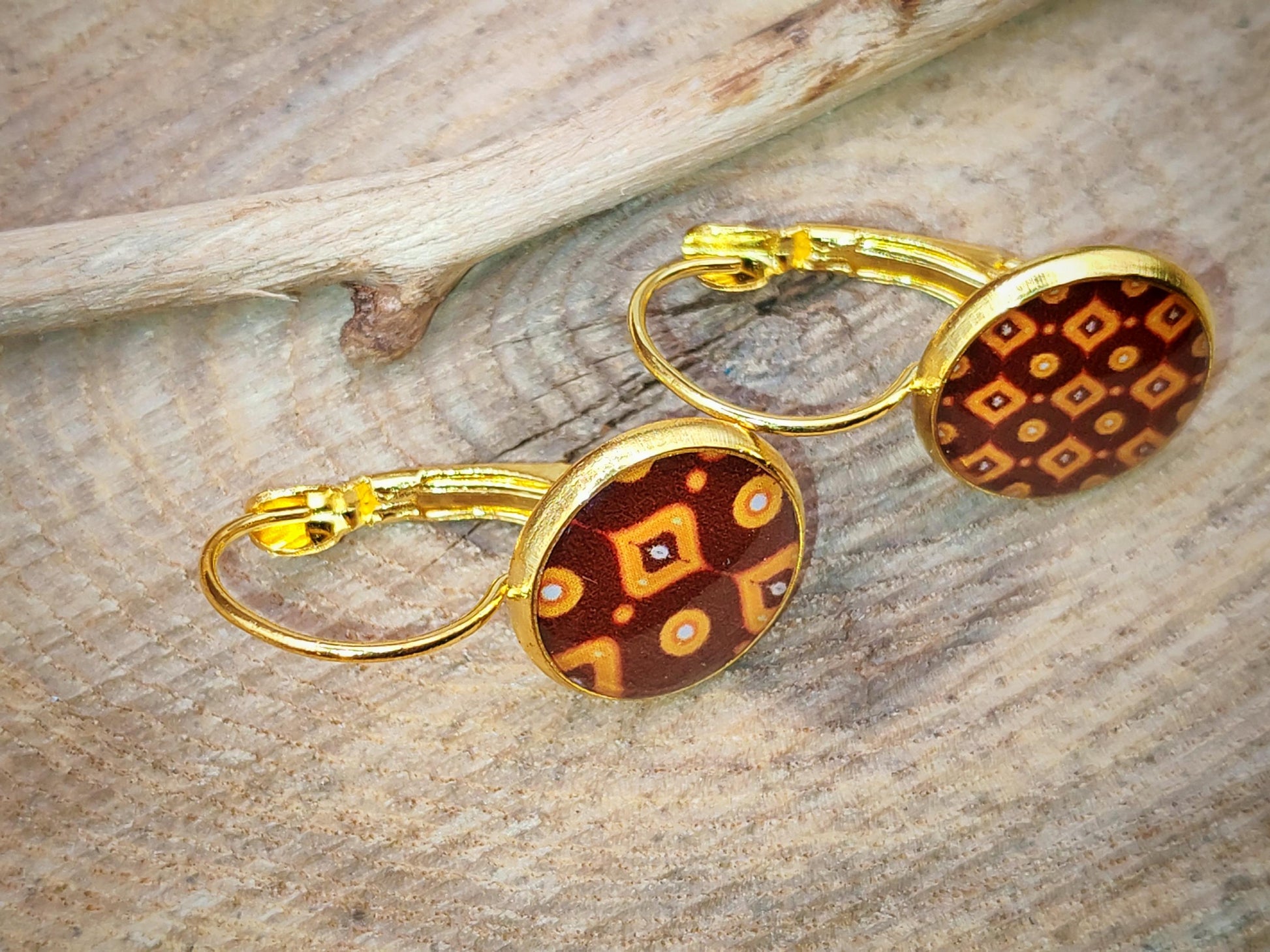 Boucles d'oreille de 12mm de diamètre en résine sur imprimé, motif asymétrique, fait main