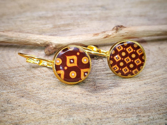 Boucles d'oreille de 12mm de diamètre en résine sur imprimé, motif asymétrique, fait main