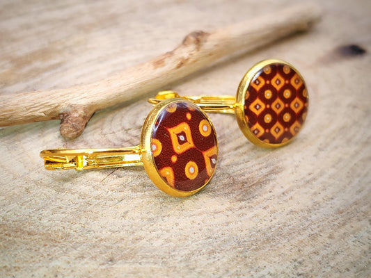 Boucles d'oreille de 12mm de diamètre en résine sur imprimé, motif asymétrique, fait main