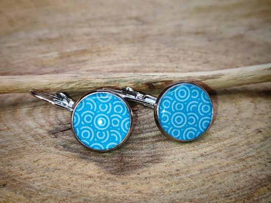 Boucles d'oreille de 12mm de diamètre en résine sur imprimé, motif asymétrique, fait main
