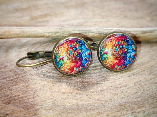 Boucles d'oreille de 12mm de diamètre en résine sur imprimé, motif asymétrique, fait main