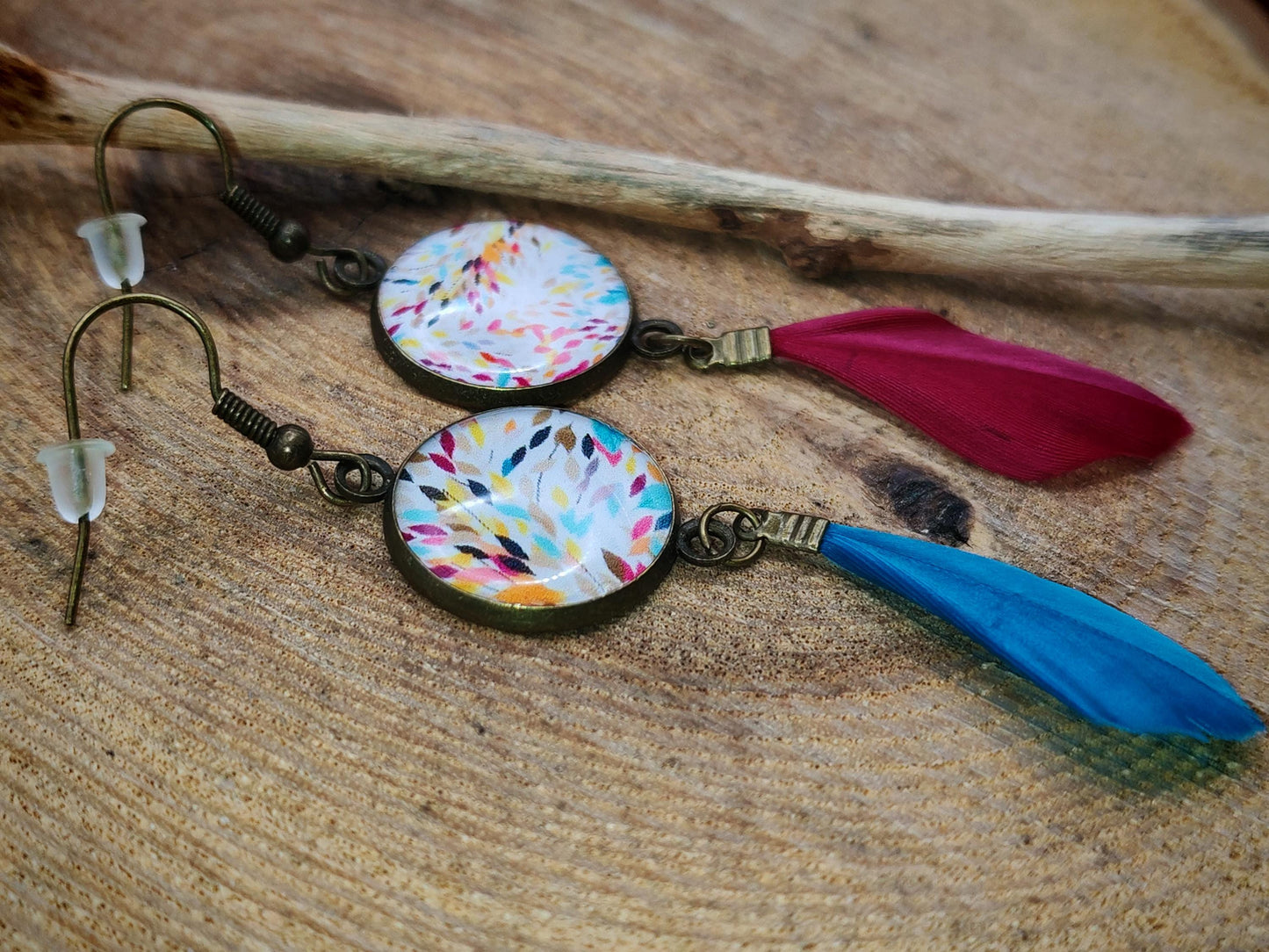 Boucles d'oreille de 16mm de diamètre en résine sur imprimé, motif asymétrique, fait main