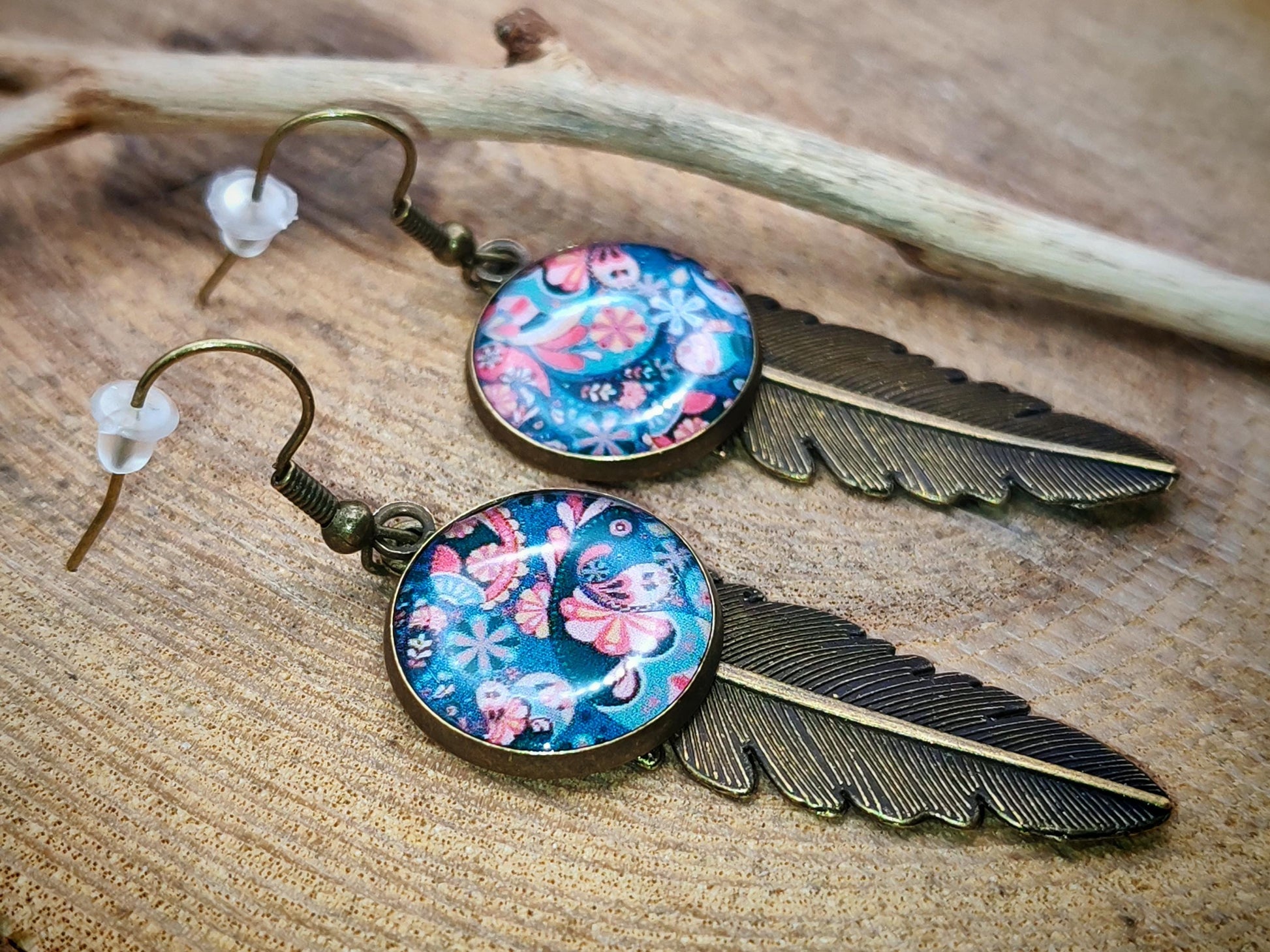 Boucles d'oreille de 16mm de diamètre en résine sur imprimé, motif asymétrique, fait main