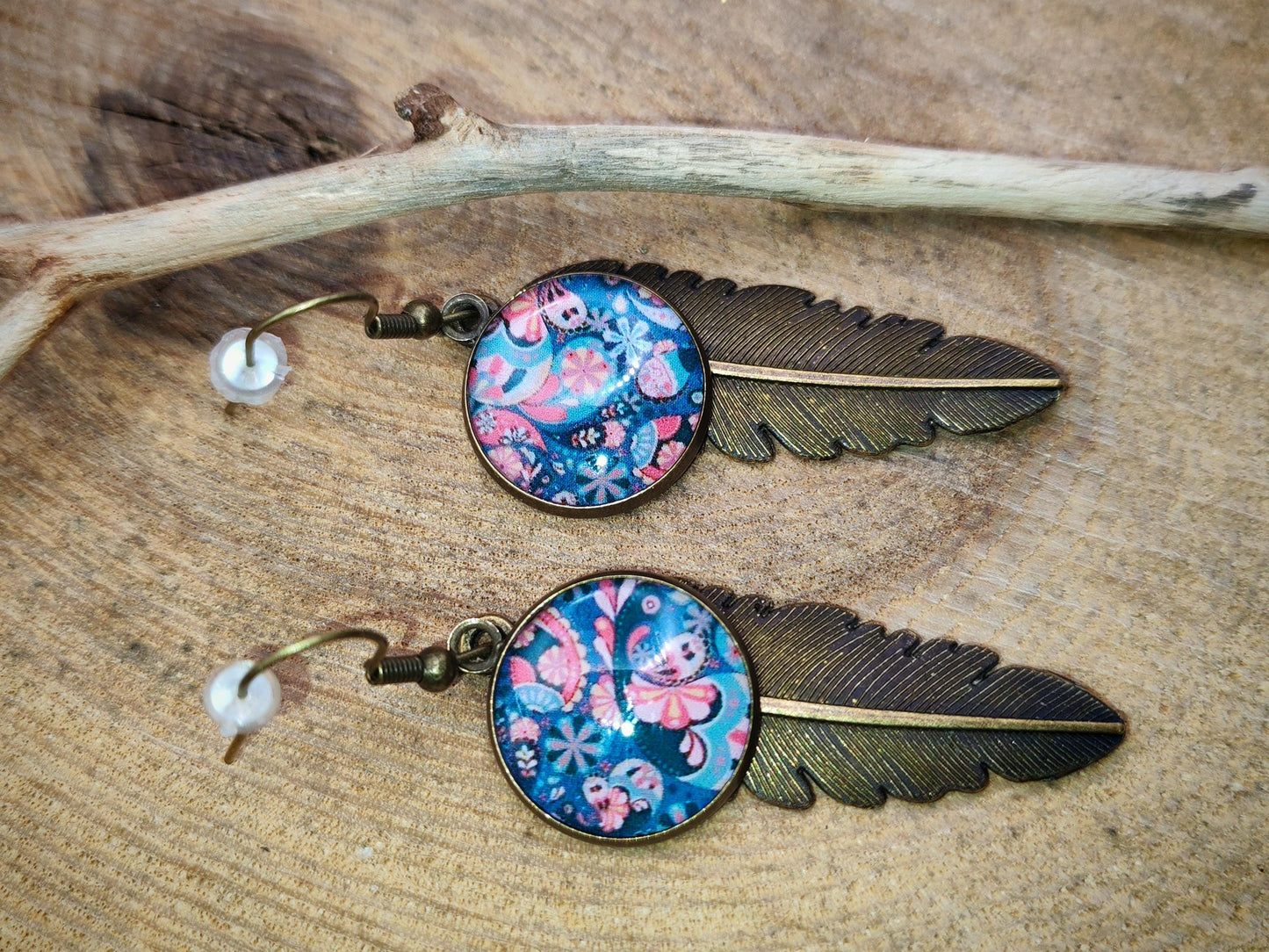 Boucles d'oreille de 16mm de diamètre en résine sur imprimé, motif asymétrique, fait main