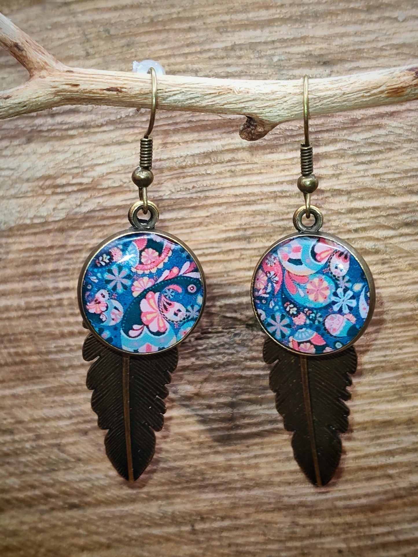 Boucles d'oreille de 16mm de diamètre en résine sur imprimé, motif asymétrique, fait main