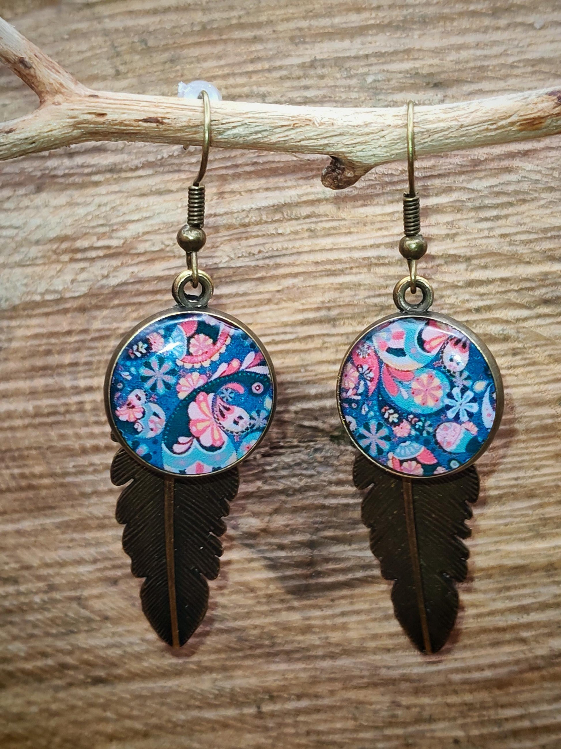 Boucles d'oreille de 16mm de diamètre en résine sur imprimé, motif asymétrique, fait main