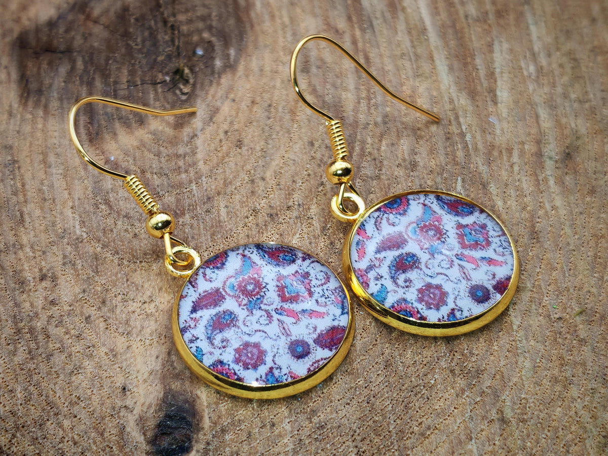 Boucles d'oreille de 16mm de diamètre en résine sur imprimé, motif asymétrique, fait main