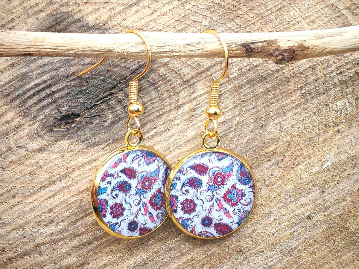 Boucles d'oreille de 16mm de diamètre en résine sur imprimé, motif asymétrique, fait main