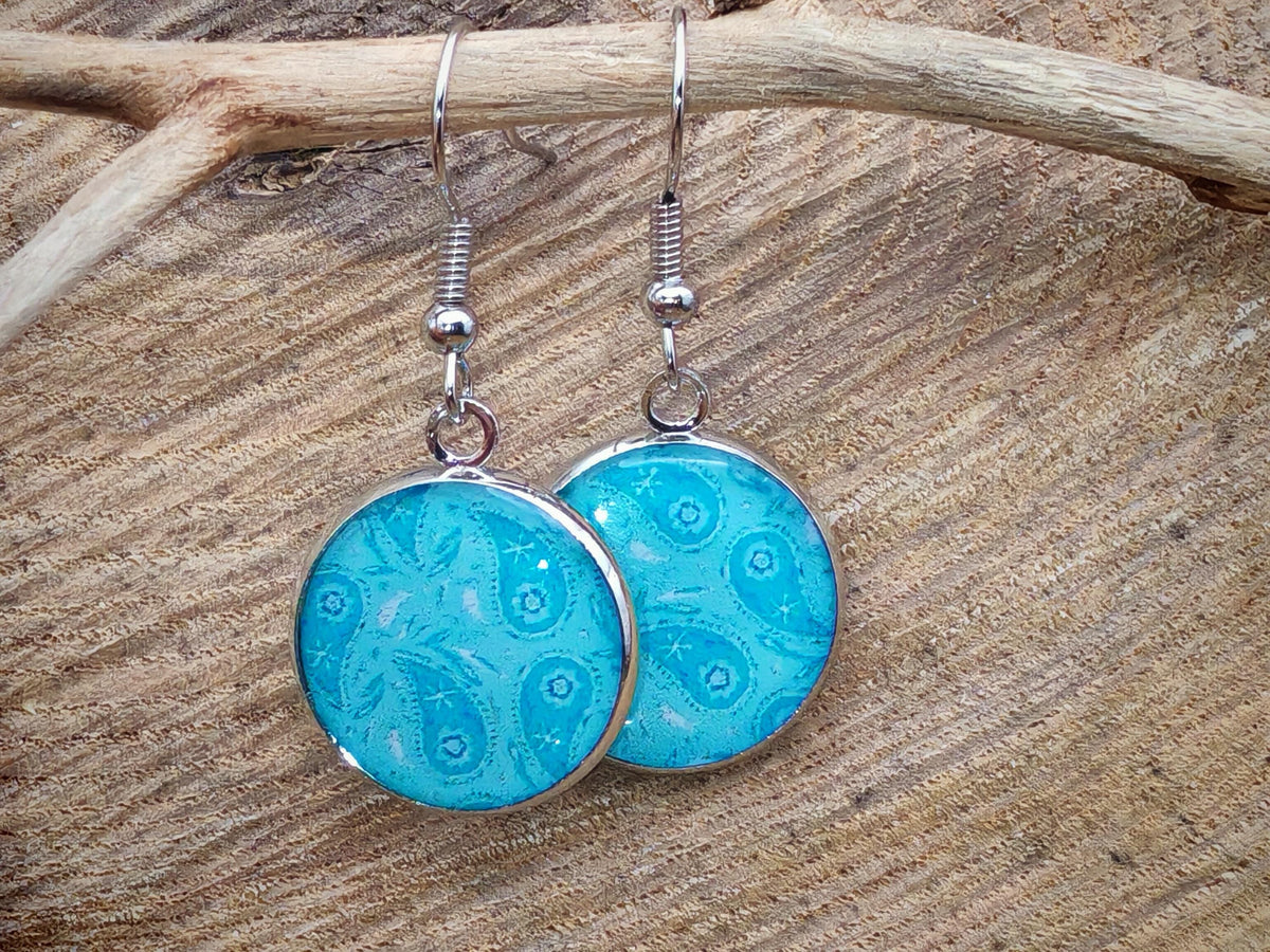 Boucles d'oreille de 16mm de diamètre en résine sur imprimé, motif asymétrique, fait main