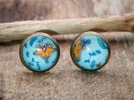 Clous d'oreille, cabochon de 8mm de diamètre en résine sur imprimé, motif asymétrique, fait main