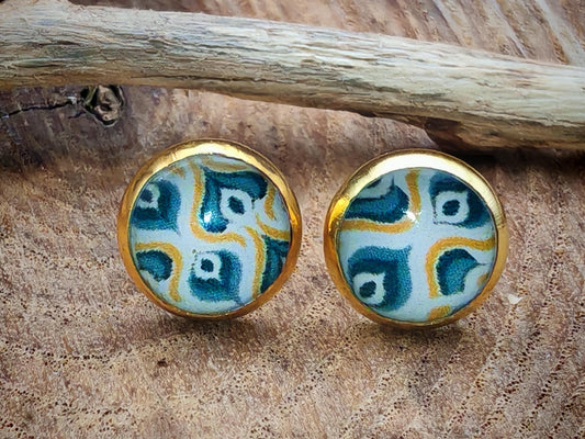 Clous d'oreille, acier inoxydable, cabochon de 8mm de diamètre en résine sur imprimé, motif asymétrique, fait main