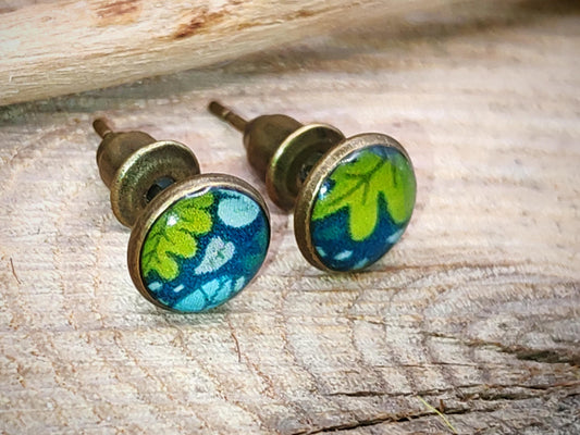 Clous d'oreille, laiton couleur bronze, cabochon de 6mm de diamètre en résine sur imprimé, motif asymétrique, fait main
