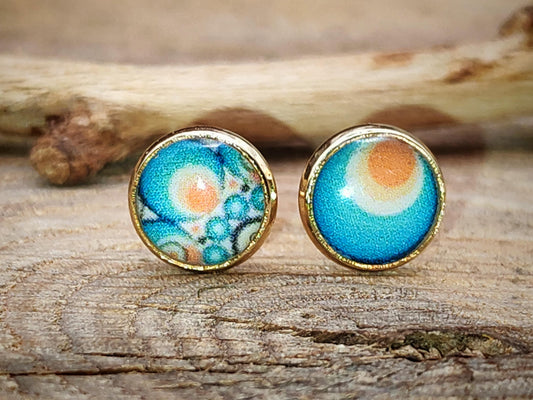Clous d'oreille, acier inoxydable, cabochon de 6mm de diamètre en résine sur imprimé, motif asymétrique, fait main