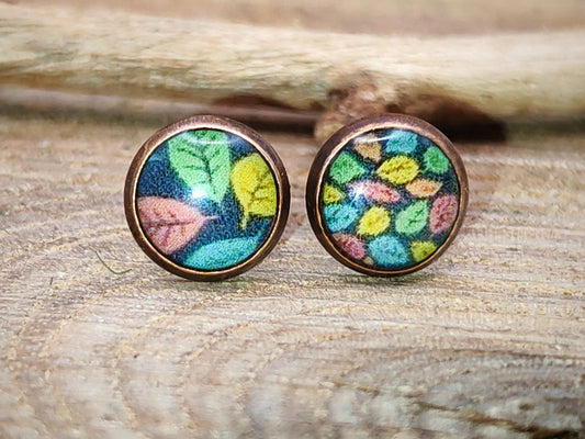 Clous d'oreille, laiton couleur cuivre, cabochon de 6mm de diamètre en résine sur imprimé, motif asymétrique, fait main