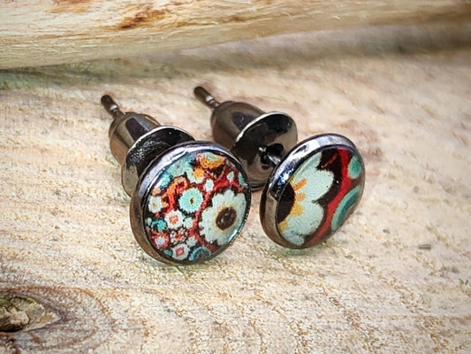 Clous d'oreille, acier inoxydable, cabochon de 6mm de diamètre en résine sur imprimé, motif asymétrique, fait main