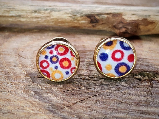 Clous d'oreille, acier inoxydable, cabochon de 6mm de diamètre en résine sur imprimé, motif asymétrique, fait main