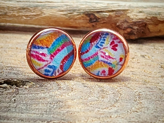 Clous d'oreille, acier inoxydable, cabochon de 6mm de diamètre en résine sur imprimé, motif asymétrique, fait main