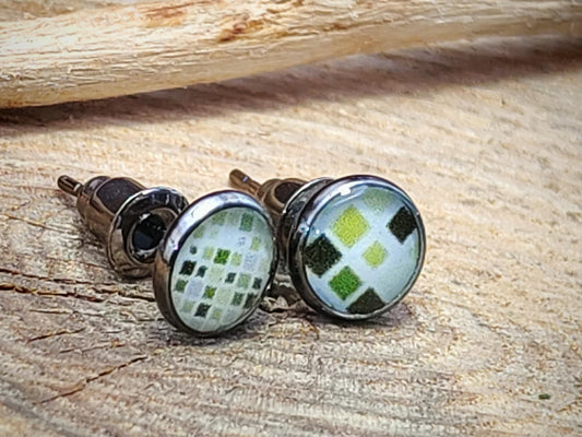 Clous d'oreille, acier inoxydable, cabochon de 6mm de diamètre en résine sur imprimé, motif asymétrique, fait main