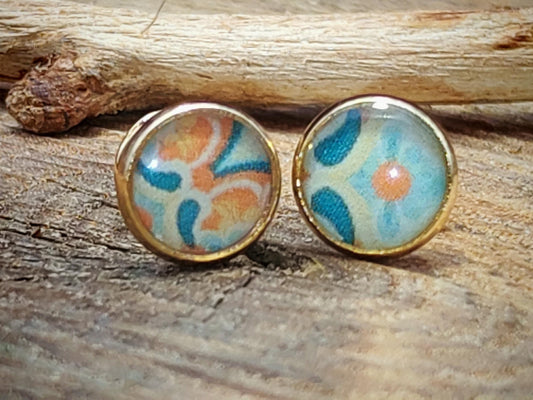 Clous d'oreille, acier inoxydable, cabochon de 6mm de diamètre en résine sur imprimé, motif asymétrique, fait main
