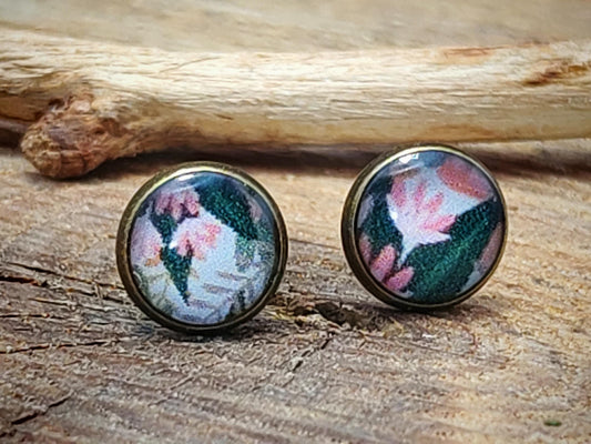 Clous d'oreille, laiton couleur bronze, cabochon de 6mm de diamètre en résine sur imprimé, motif asymétrique, fait main