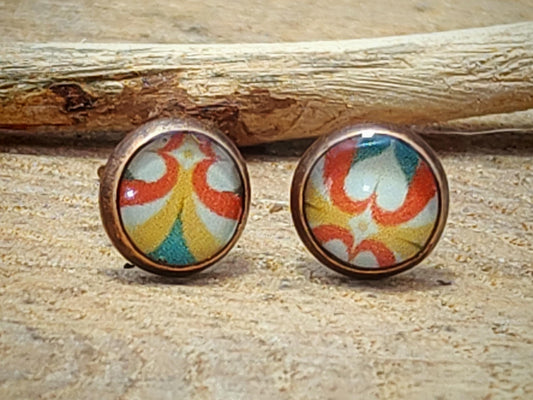 Clous d'oreille, acier inoxydable, cabochon de 6mm de diamètre en résine sur imprimé, motif asymétrique, fait main